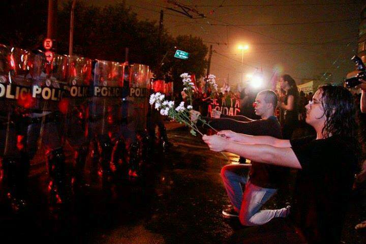 Protestos no Brasil - Uma flor pra você, moço!