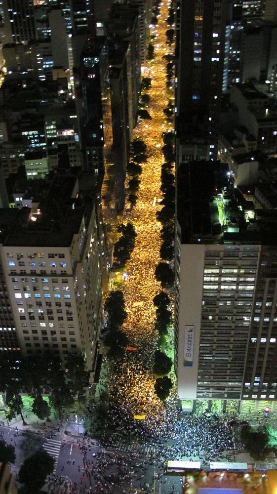 Avenida Rio Branco - Rio de Janeiro - CEM MIL pessoas reunidas pacificamente