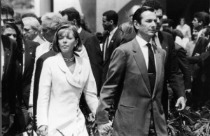 Brasil. Brasilia - Df. Pauta: Saida do presidente da republica Fernando Collor de Mello e sua esposa Rosane Collor de Mello do Palácio do Planalto. Brasilia, 02/10/1992. Foto: Arnildo Schulz/CB. Ed. Politica. Saida do presidente da republica Fernando Collor de Mello e sua esposa Rosane Collorr de Mello deixam o Palácio do planalto.15 abr. 2002. Gabarito, p. 12.