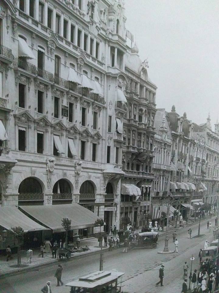 Av.Central em 1910 na altura da rua Miguel Couto com a Ouvidor. Bela arquitetura que se perdeu em tão pouco tempo. Marc Ferrez