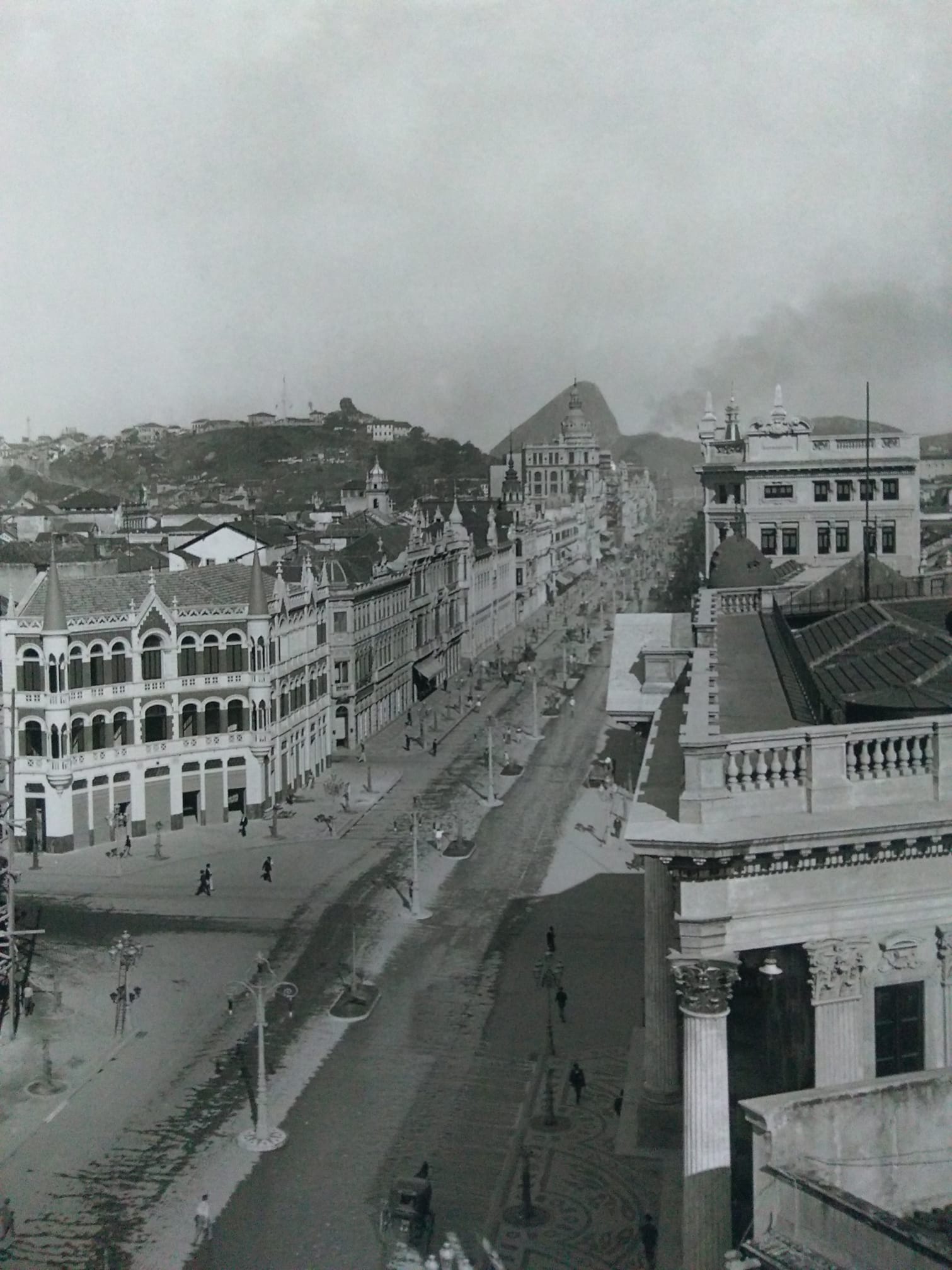 Avenida Rio Branco - 1904 - A esquerda o morro do Castelo que seria destruído no início dos anos 20 - Foto Marc Ferrez