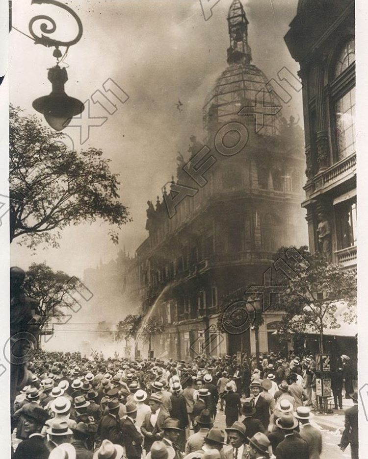 Avenida Rio Branco - 1930 - Incêndio que destruiu o prédio do jornal O Paiz