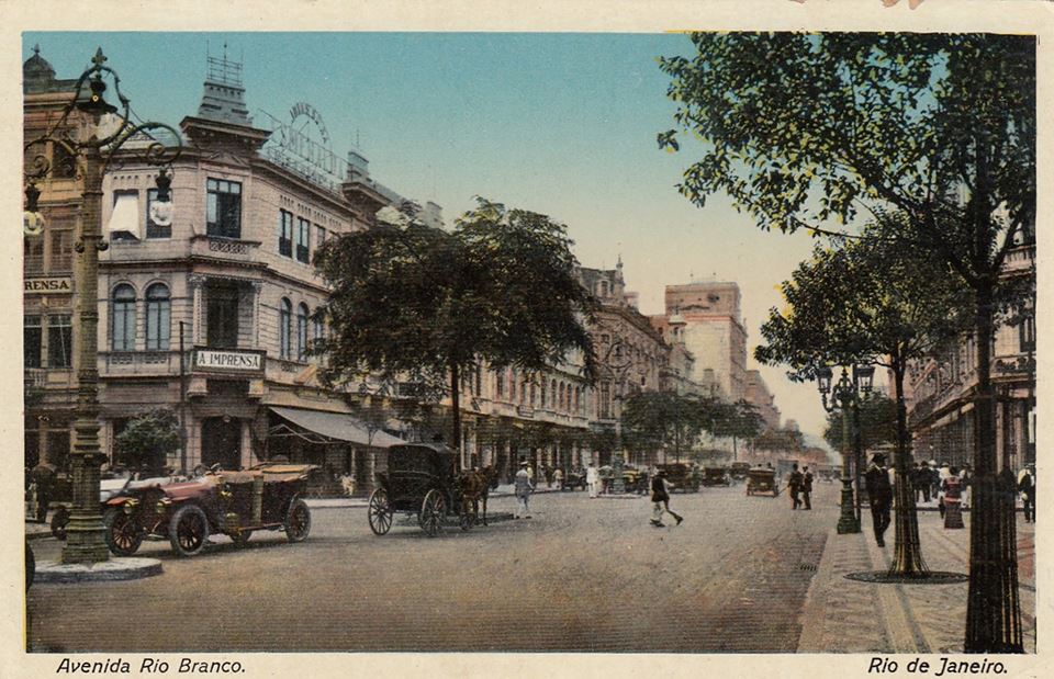 Avenida Rio Branco - À esquerda, o edifício nº 155-157-159 que sediou o Café Frontin, além dos jornais A Imprensa e A Plateia