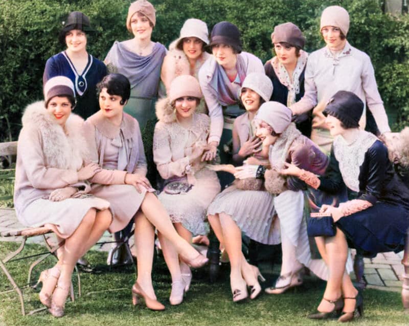 Moda dos Anos 20 - Destaque para o Chapéu Côco - Colorizada